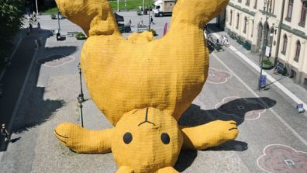 Florentijn Hofman - Big Yellow Rabbit